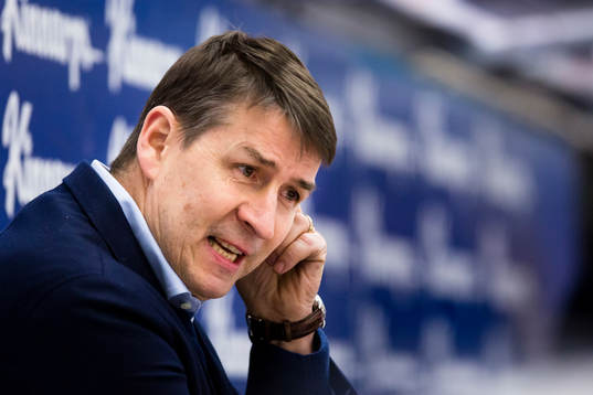 Djurgårdens tränare Hans Särkijärvi ser deppig ut