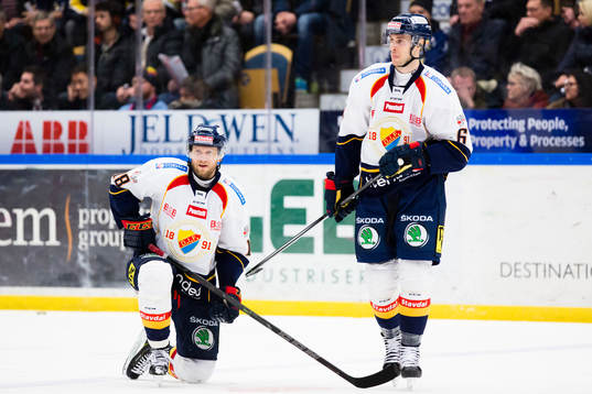 Djurgårdens Michael Holmqvist och Simon Gysbers deppar