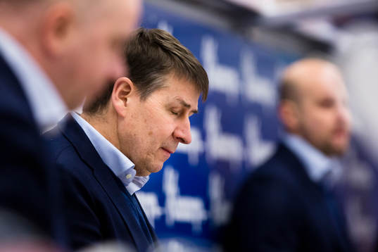 Djurgårdens tränare Hans Särkijärvi (i) deppar