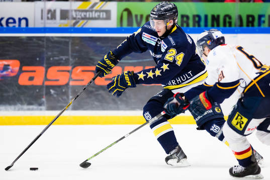 s Erik Christensen med pucken mot Djurgårdens Markus Ljungh