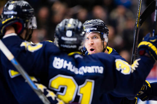 s Mattias Tedenby och Teemu Laine jublar