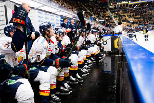 Djurgårdens spelare ser deppiga ut i båset