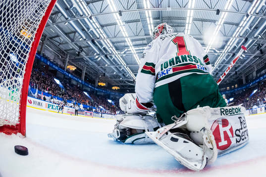 Växjös Liam Reddox (ej i bild) gör 1-0 målet bakom