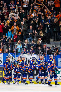 Växjös spelare firar framför fasnen
