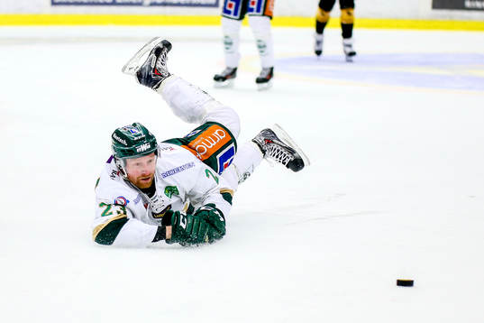 Färjestads Martin Röymark kastar sig