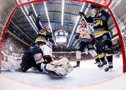 s Teemu Laine och Mattias Tedenby jublar