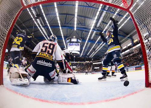 s Teemu Laine och Chris Campoli (h) jublar
