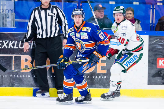 Växjös Robert Rosén jagas av Frölundas Mattias Janmark