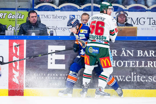 Frölundas Erik Gustafsson tacklar Växjös Erik Josefsson