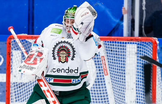 Frölundas målvakt Lars Johansson plockar pucken