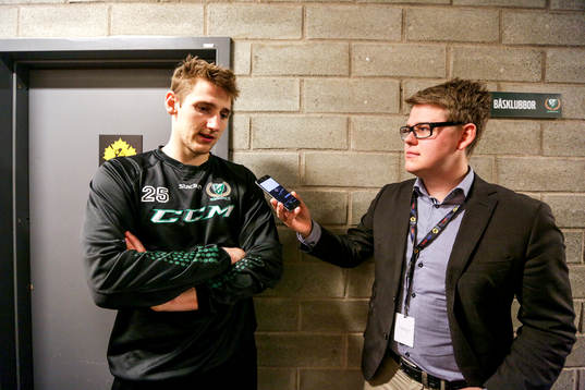 Färjestads Anton Hedman pratar med media