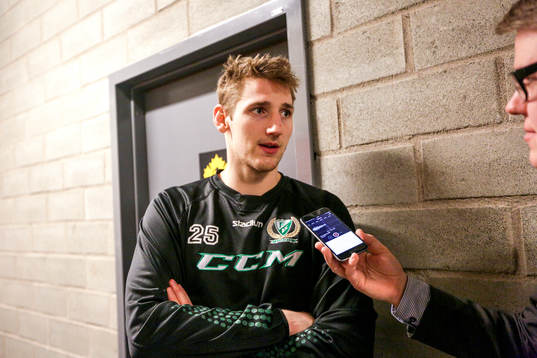 Färjestads Anton Hedman pratar med media
