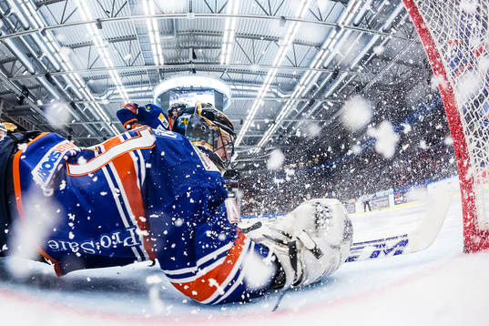 Växjös målvakt Cristopher Nihlstorp kastar sig