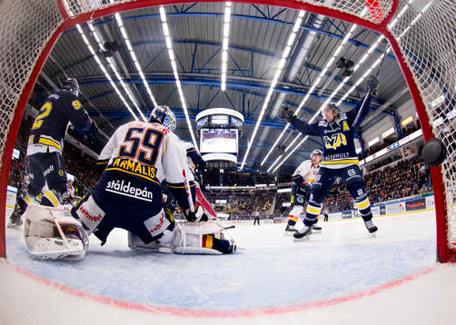 s Teemu Laine och Chris Campoli (h) jublar när pucken går