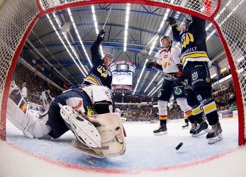s Teemu Laine och Mattias Tedenby (h) jublar samtidigt som