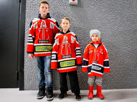 Tre stycken bröder och Örebrosupportrar i signerade
