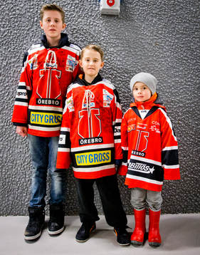 Tre stycken bröder och Örebrosupportrar i signerade