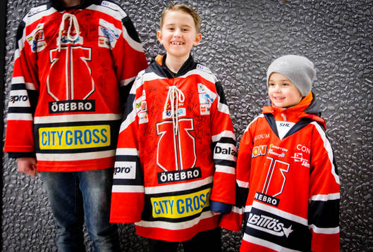 Tre stycken bröder och Örebrosupportrar i signerade