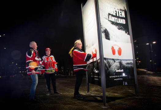 Örebro supportar värmer sig på Jämtkraft reklamskylt