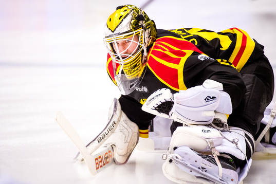 Brynäs målvakt Bernhard Starkbaum före ishockeymatchen i