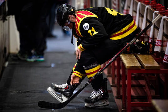 Brynäs Greg Scott knyter skridskorna före ishockeymatchen