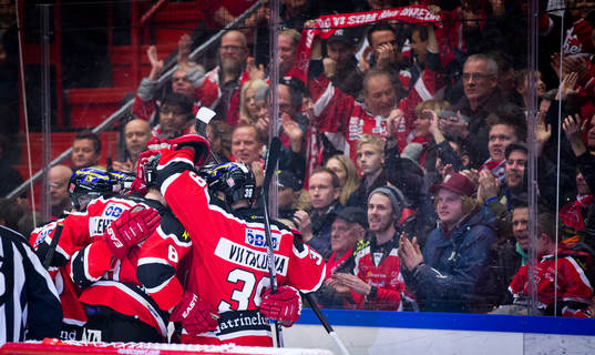 Örebros Johan Adolfsson gör 1-0 och jublar