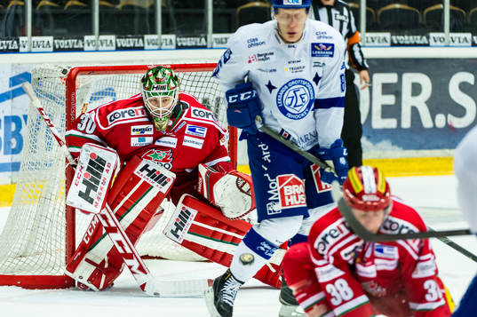 Modos målvakt Linus Ullmark tar i mot en puck