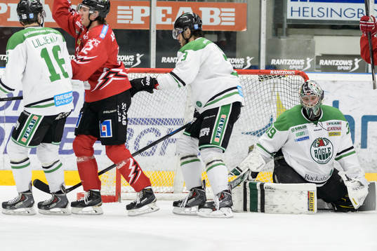 Vita Hästens Henrik Thegel (v) jublar