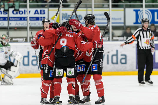 Vita Hästen firar Alexander Larsson