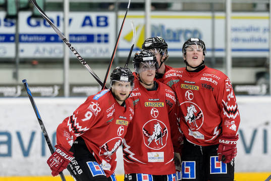 Vita Hästen firar Alexander Larsson (v)