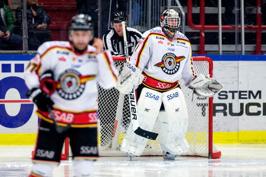 Luleås målvakt Daniel Larsson kommer in i andra perioden