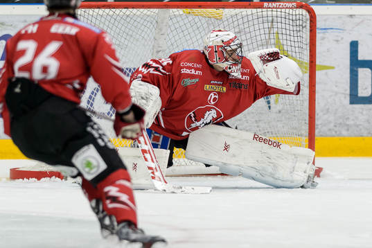 Vita Hästens målvakt Henrik Lundberg räddar ett skott