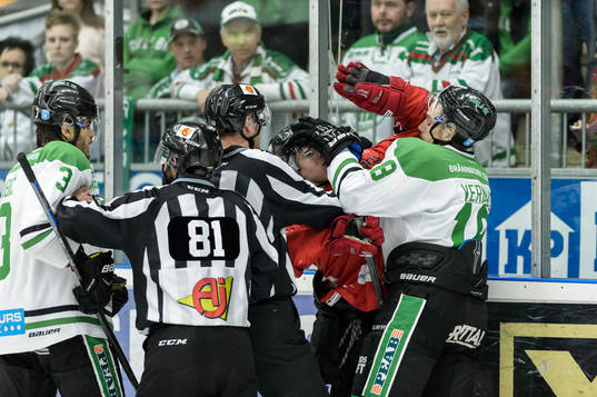 Vita Hästens Mattias Kalin och Rögles Mike Vernace