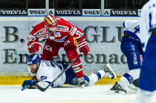Modos Niklas Nordgren trycker ned Leksands Daniel Josefsson