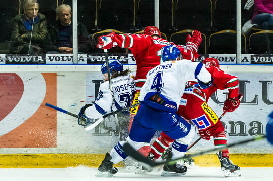 Leksands Robin Gartner och Daniel Josefsson kämpar emot