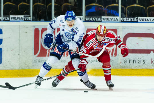 Leksands Johan Ryno kämpar emot Modos Emil Djuse