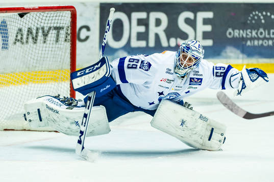 Leksands målvakt Oscar Alsenfelt gör en flygande räddning