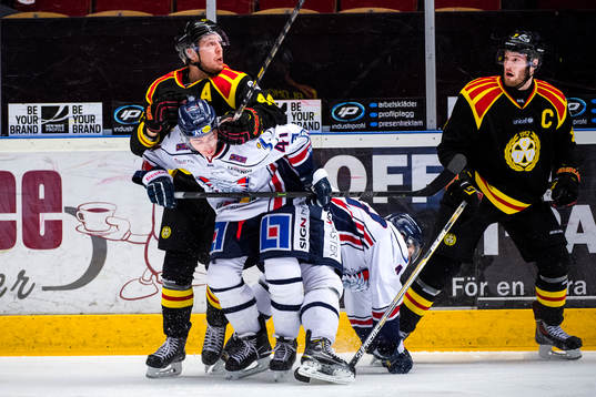 Brynäs Jacob Blomqvist och Niclas Andersén i en kamp med