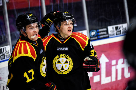 Brynäs Pathrik Westerholm och Daniel Mannberg jublar