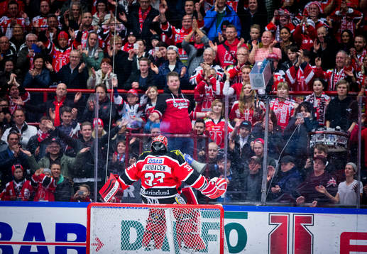 Örebros målvakt Julius Hudacek jublar med fansen