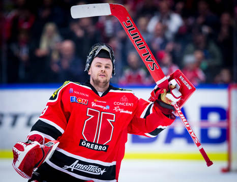 Örebros målvakt Julius Hudacek jublar med fansen
