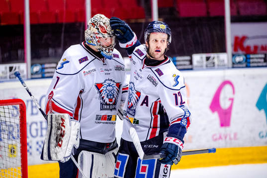 Linköpings målvakt Marcus Högberg och Sebastian Karlsson