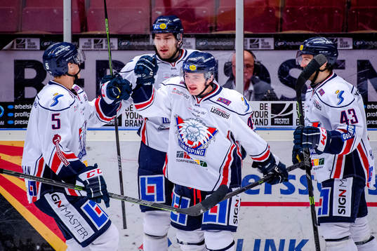 Linköpings Broc Little , m, jublar med lagkamraterna