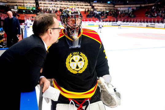 Brynäs målvaktstränare Per-Erik Alcén i samtal med