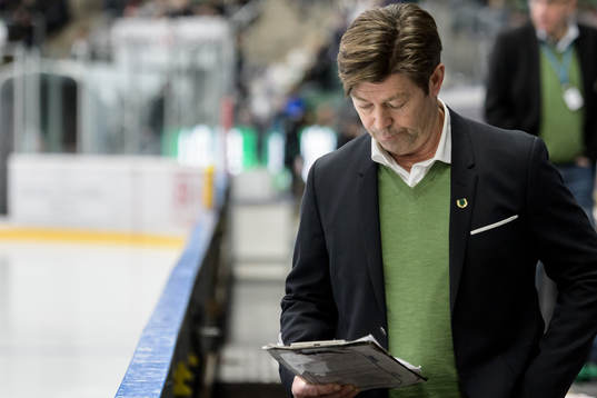 Rögles assisterande tränare Gunnar Persson ser fundersam