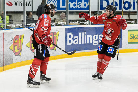 Vita Hästens Adam Schmidt och Linus Näsström firar