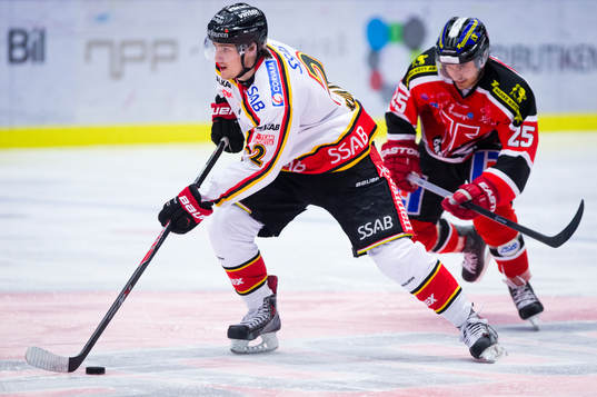 Luleås Dean Kukan jagas av Örebros Martin Johansson