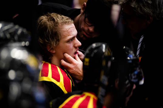 Brynäs Oskar Lindblom undersöks i båset