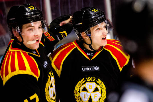 Brynäs Pathrik Westerholm och Daniel Mannberg jublar
