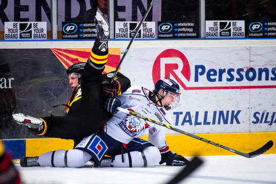 Brynäs Greg Scott faller över Linköpings Petter Hansson